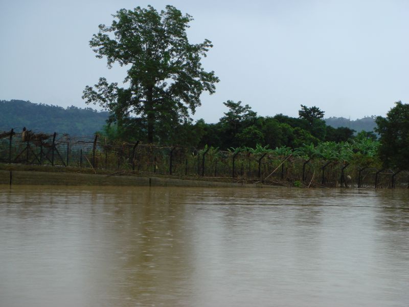 indo-bangla-border-fencing-during-flood.jpg